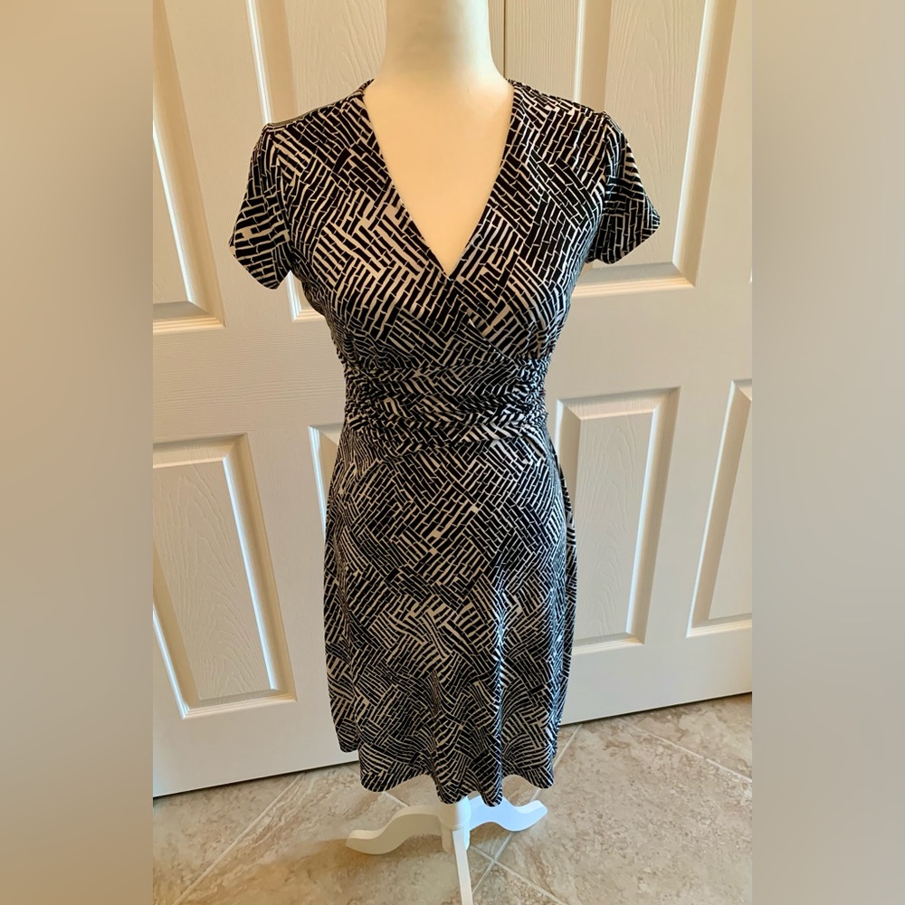 Ann Taylor Black & White V-Neck Dress | Women’s Size 0